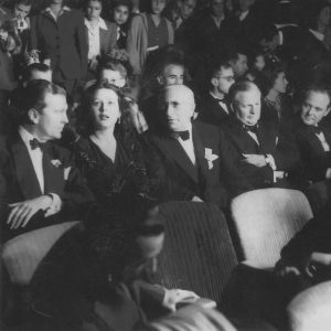 Segunda a la izquierda la actriz Hedy Lamarr y en seguida a su derecha Louis B. Mayer presidente de los estudios Metro Goldwing Mayer, en la inauguración del Teatro Metropólitan, la noche del 08-09-1943. ARCHIVO DDCM