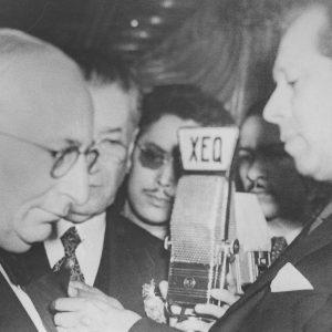 A la izquierda Louis B. Mayer presidente de los estudios Metro Goldwing Mayer, en la inauguración del Teatro Metropólitan, la noche del 08-09-1943. ARCHIVO DDCM