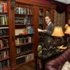Guillermo del Toro en su casa museo "Bleak House", tomada de @gdtreal