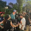 En el set deTúnicas teñidas/จีวรย้อมสี/Dyed Robes. Cortesía director.