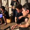En el set deTúnicas teñidas/จีวรย้อมสี/Dyed Robes. Cortesía director.
